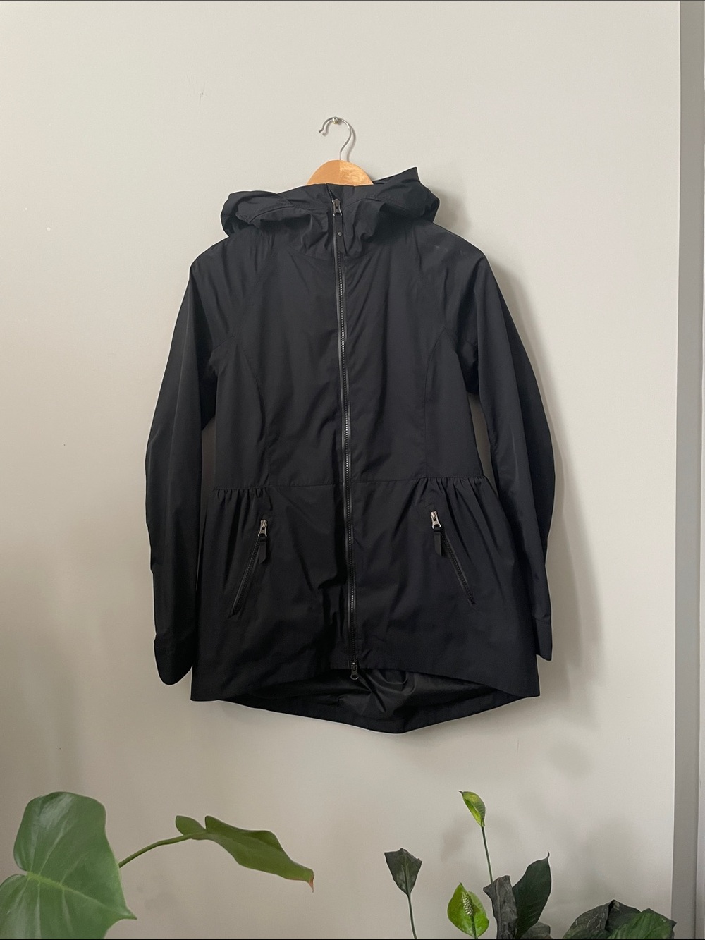 Lululemon Raincoat • Women’s Size 4